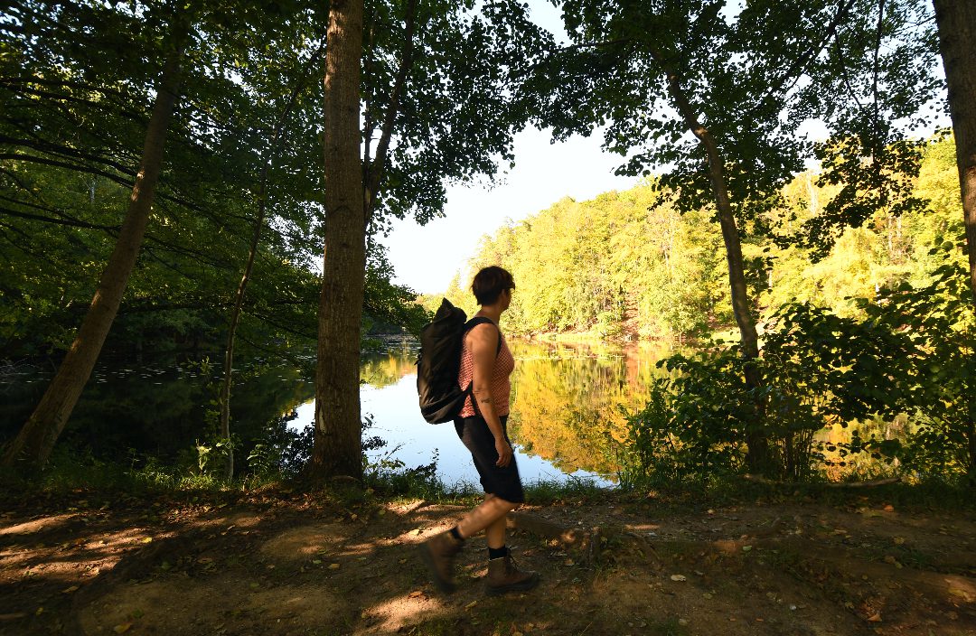 Frau wandert durch Wald