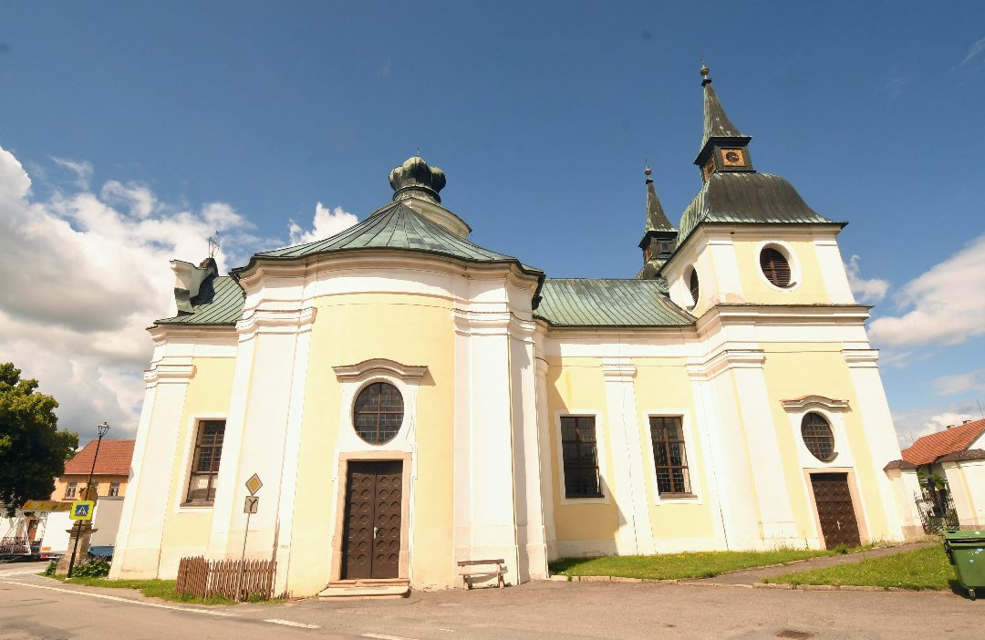 Hellgelbes Kirchlein