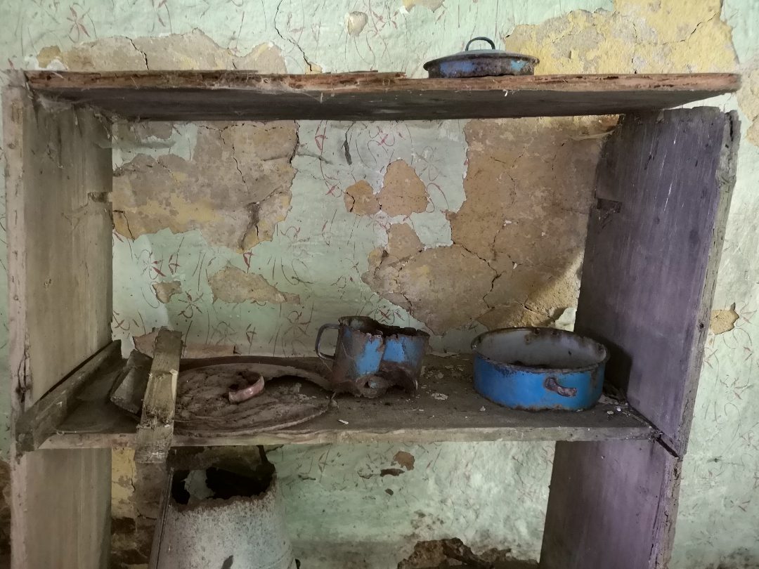 Blechgeschirr im regal des Lost Places Bügellohe