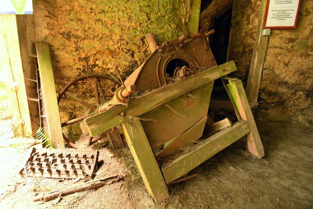 Verwahrlostes landwirtschaftliches Gerät im Fleischhackerhaus in Bügellohe