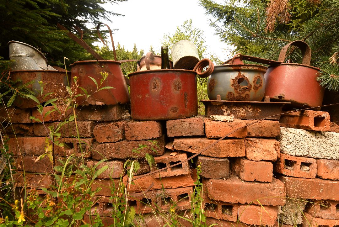 Altes Blechgeschirr auf einer Mauer in Bügellohe