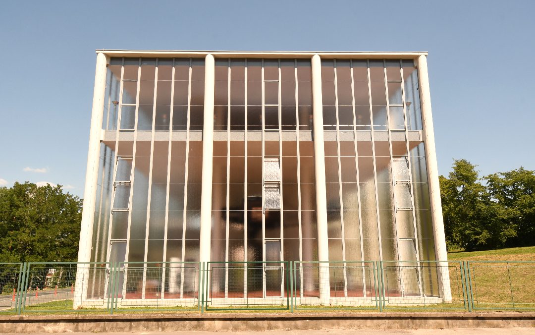 Gebäude aus Glas und Stahl quadratisch