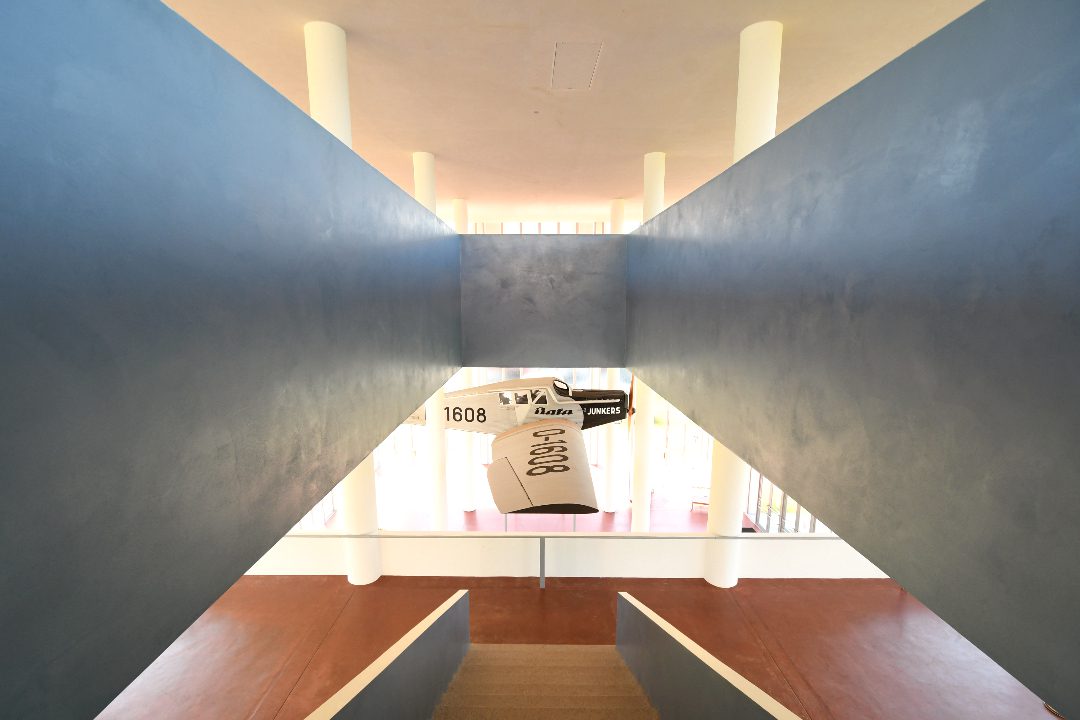 Flugzeug in einer funktionalistischen Halle