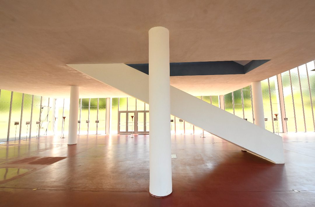 Leere Halle im funktionalistischen Stil