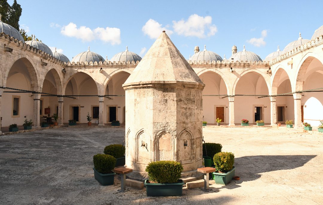 Hof einer Medrese mit Reinigungsbrunnen