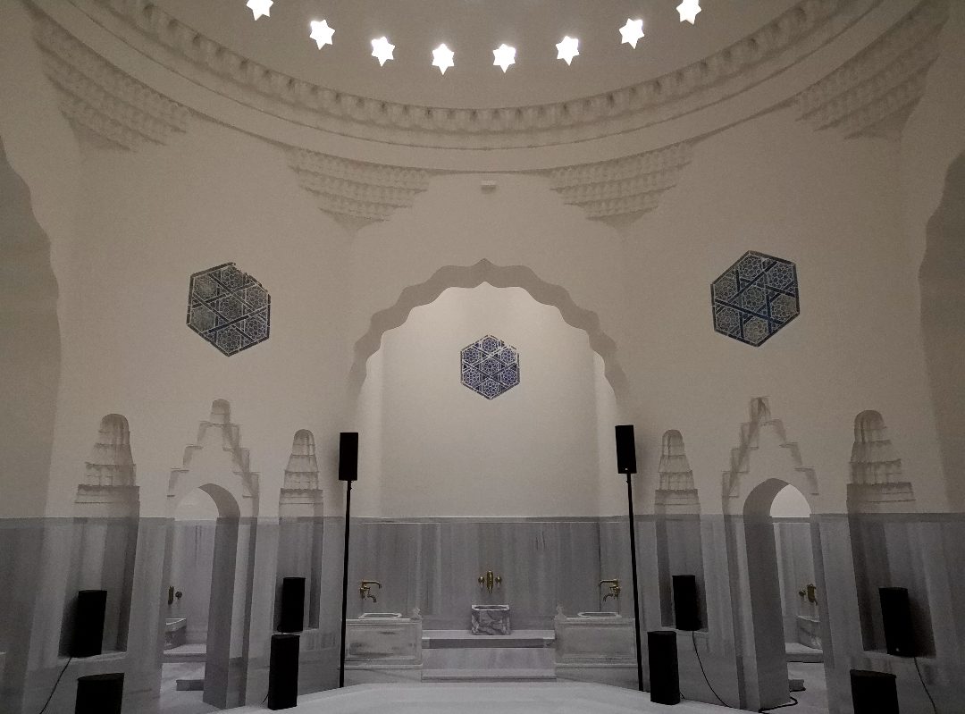 Schöner osmanischer Hamam mit Marmorverkleidung