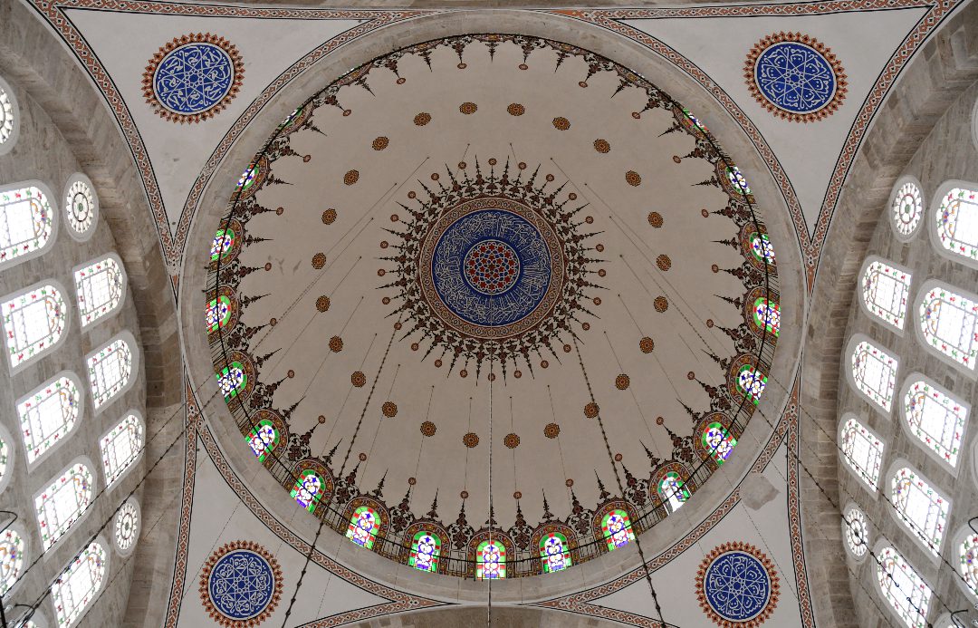 Blau-weiße, sehr helle Kuppel einer Moschee