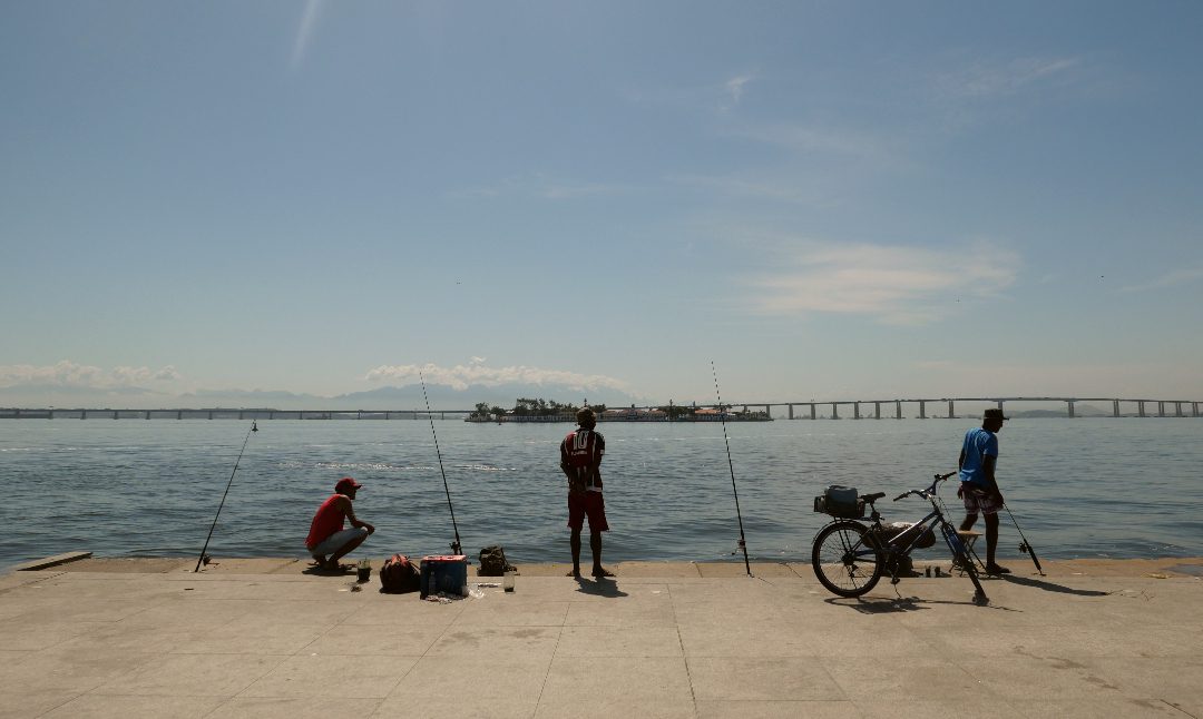 Angler ian einer Bucht in den Tropen