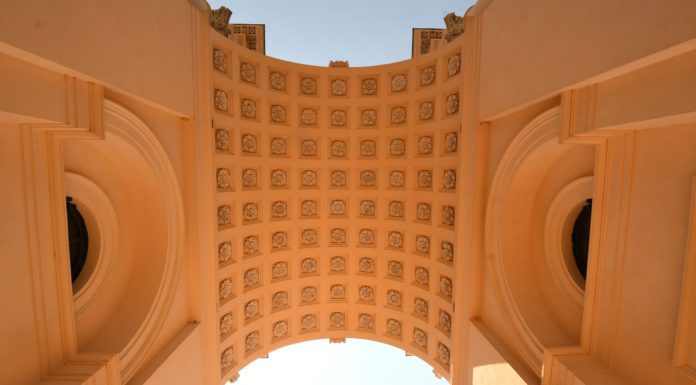 Kulturlandschaft Lednice-Valtice: Mit dem Rad durchs südmährische UNESCO-Welterbe-Areal Bogen des Tempels der Diana von unten gesehen