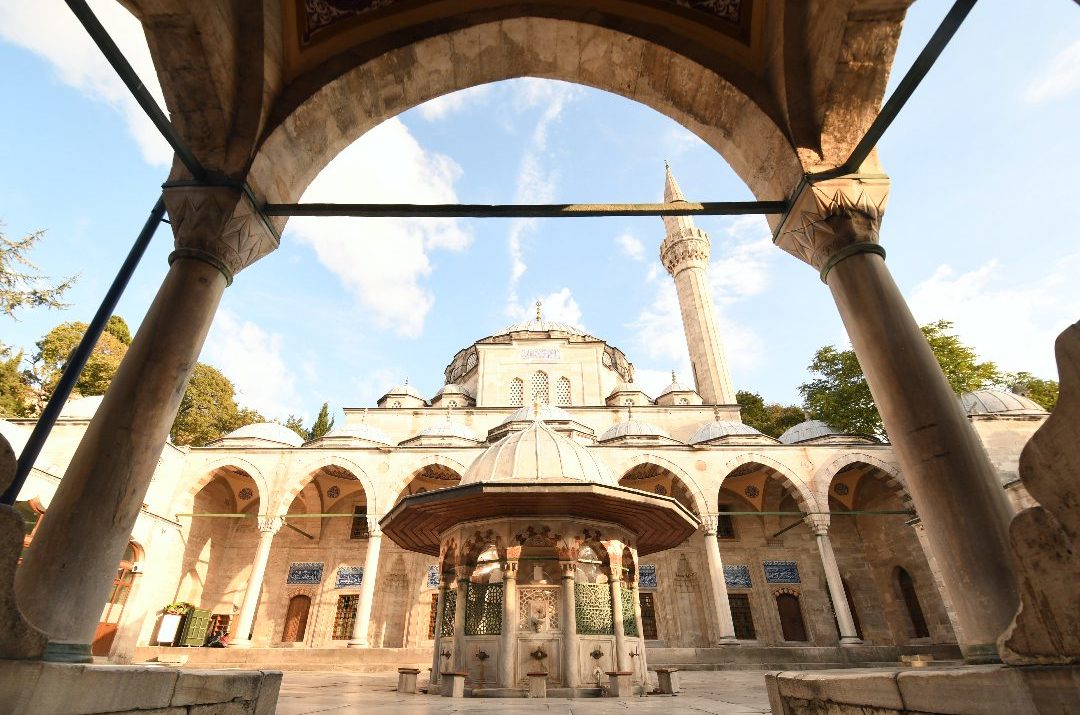 Moschee mit Reinigungsbrunnen