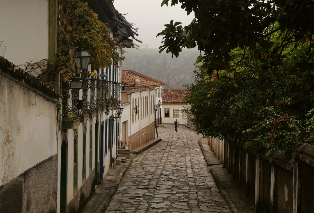 Leere Kopfsteingasse bei verhangenem Wetter