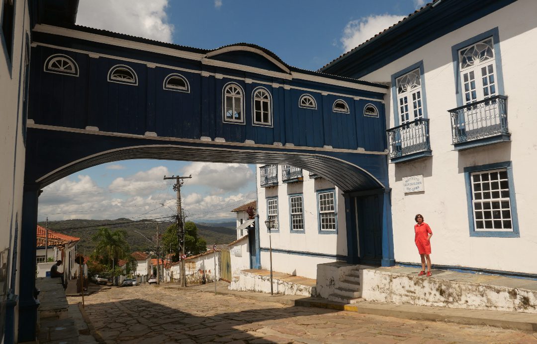 Blaue Häuserbrücke in einer historischen Stadt