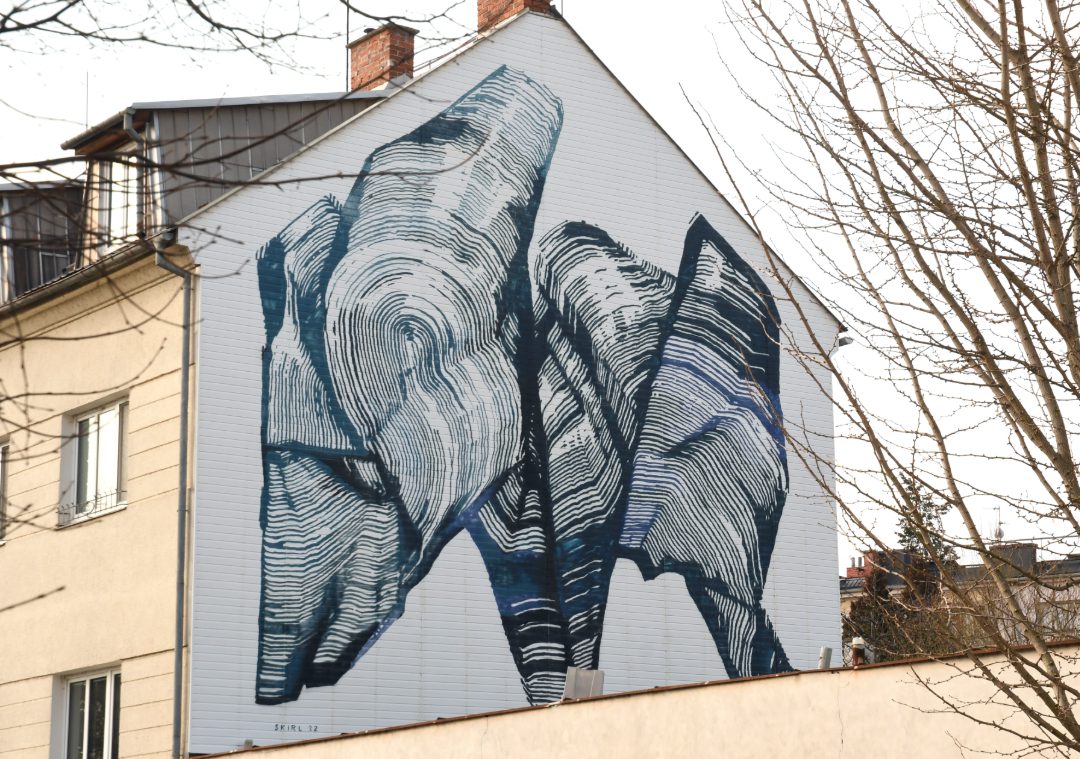 Grafisches Mural an weißer Wand