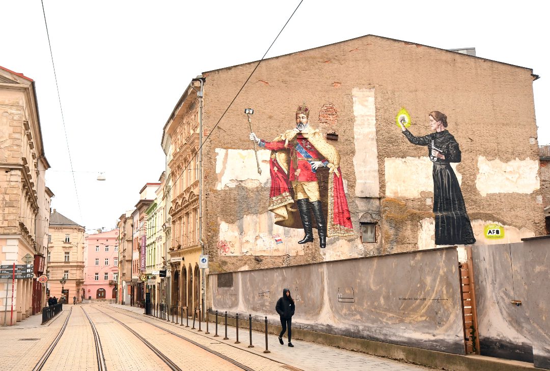 König mit Selfiestick Frau mit langem schwarzen Kleid Mural