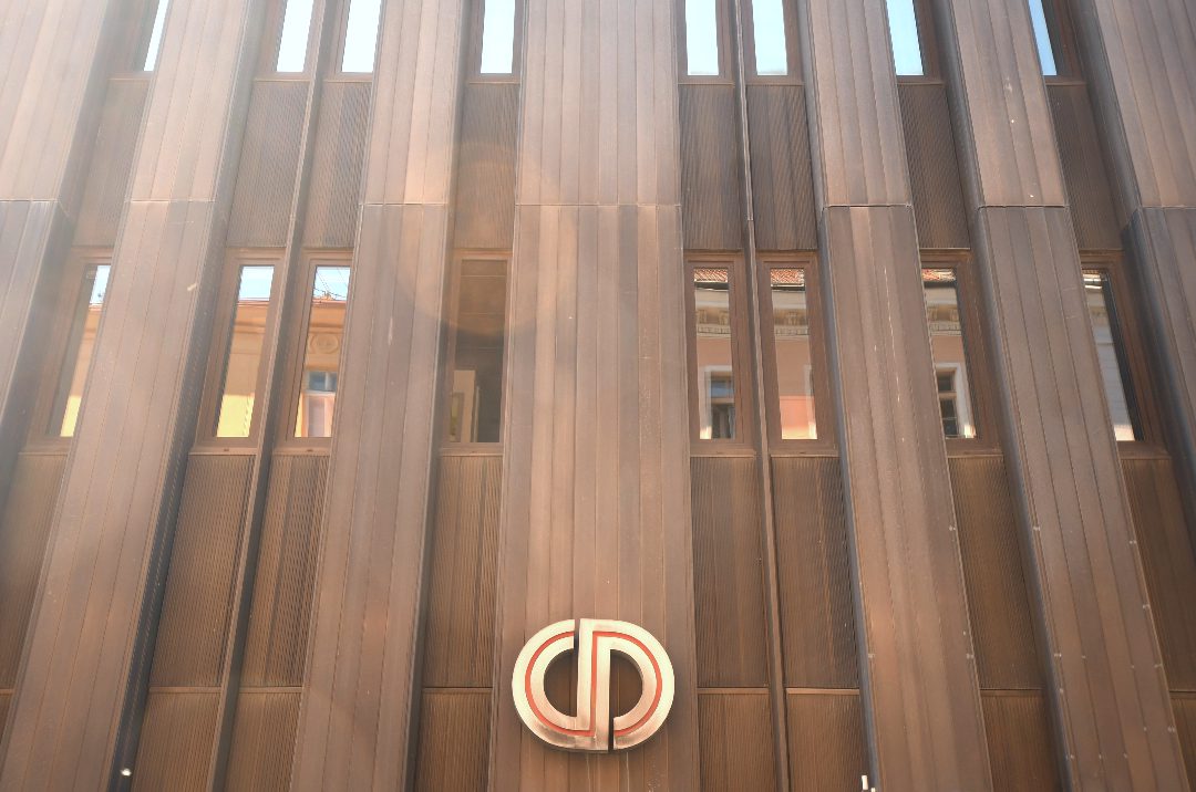 Brutalistischer Bau mit Buchstabensymbolik