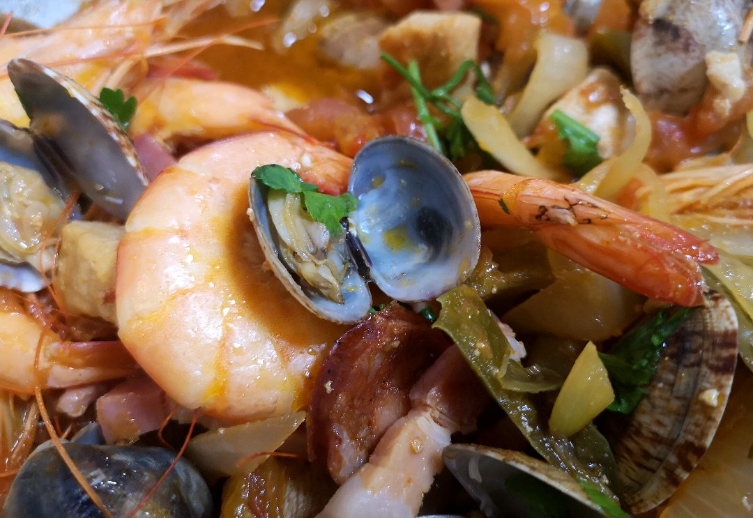 Eintopf mit Garnelen und Muscheln