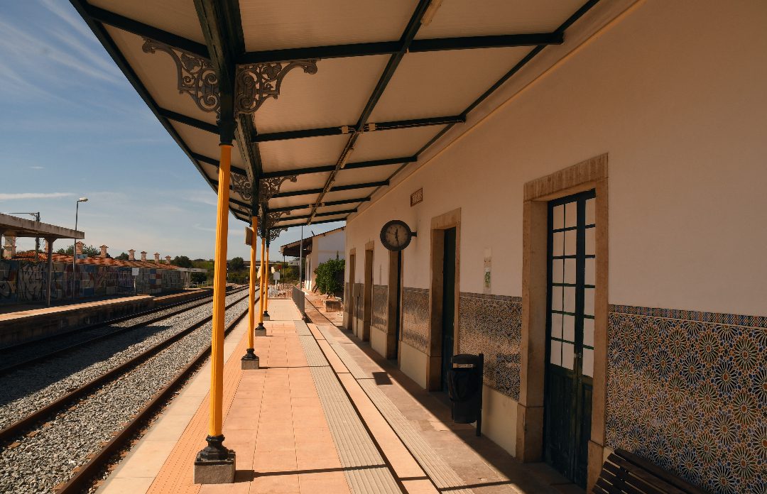 Leerer historischer Bahnhof