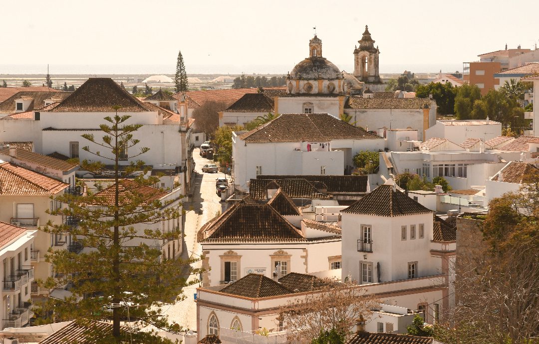 Blick über eine schöne Stadt mit weißen Häusern und Kirchen