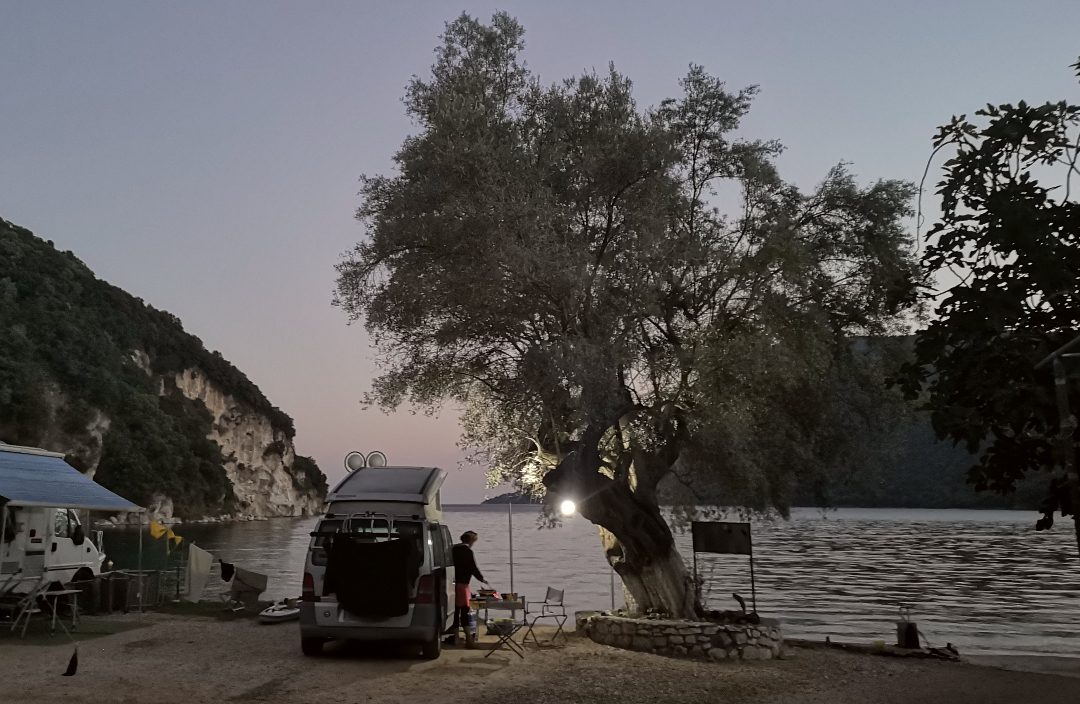 Van steht an einem Strand in einer Bucht