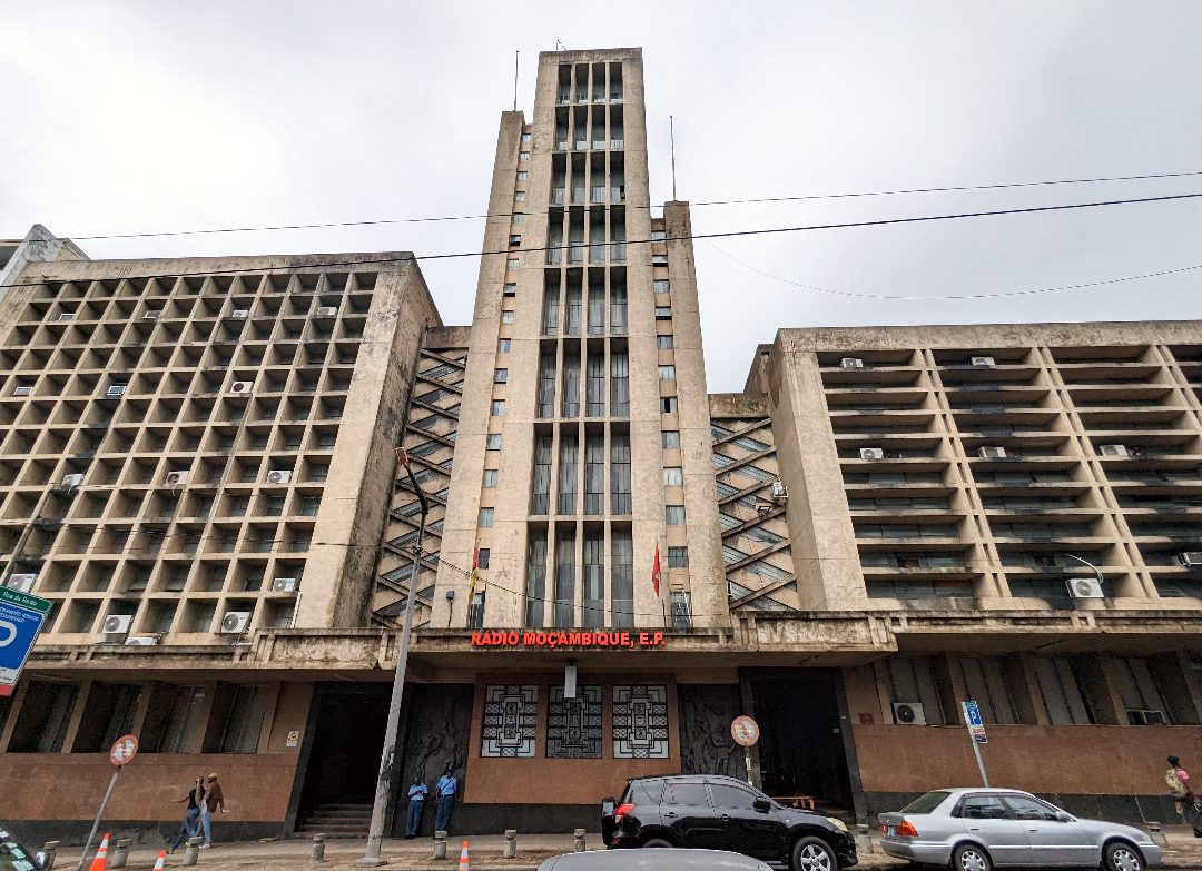 Düsteres modernes Gebäude
