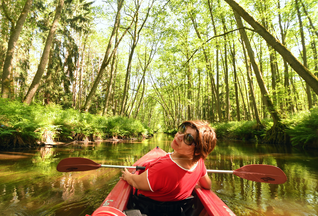 Frau im roten T-Shirt im roten Paddelboot