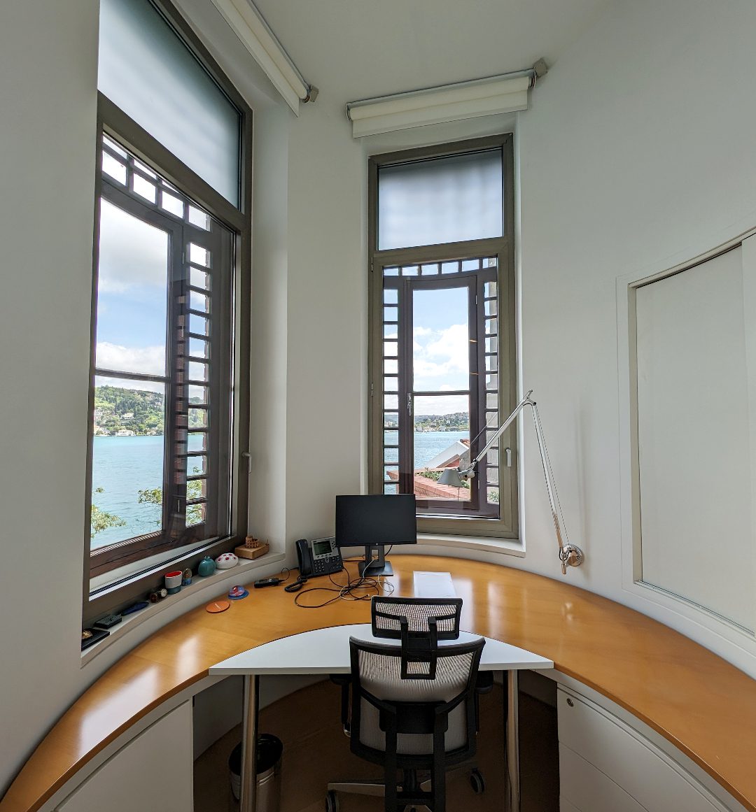 Erker mit Schreibtisch und Blick auf den Bosporus