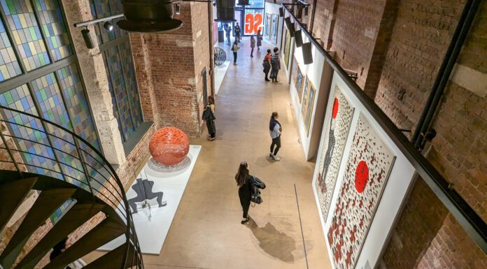 Kunstspotting in Istanbul: 26 coole Kunstorte am Bosporus Leute spazieren durch Kunstausstelung in imposantem Gebäude