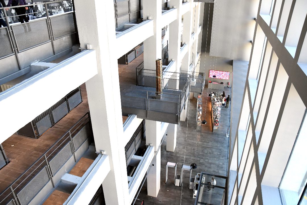 Heller Museumsbau mit moderner Kunst
