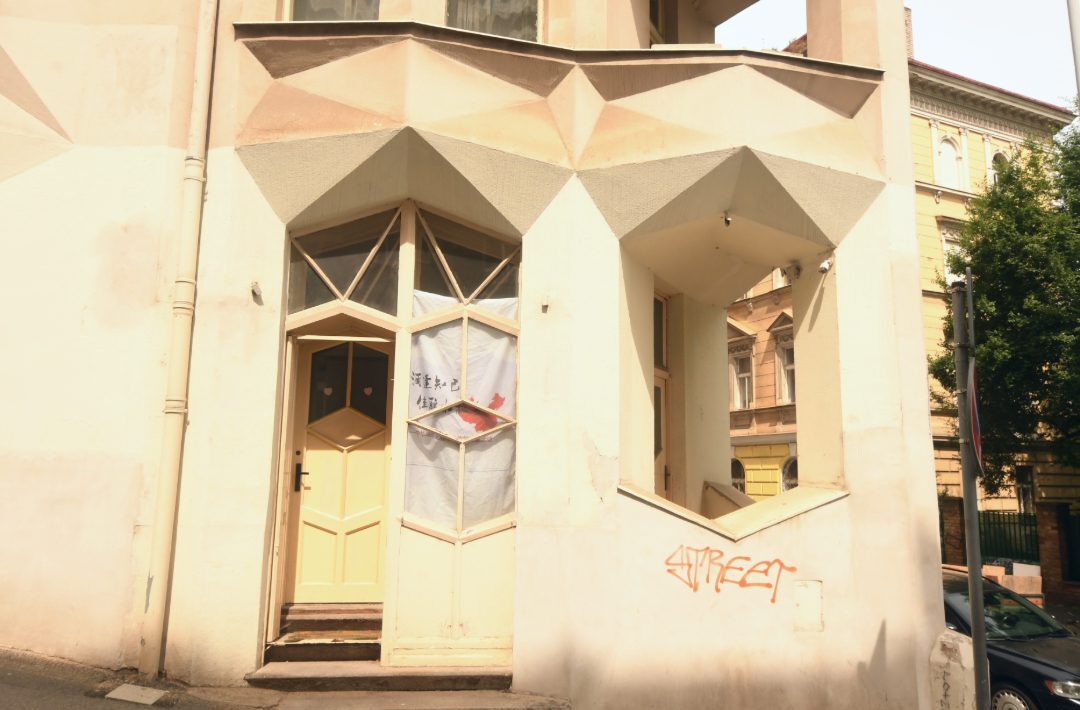 Ladenlokal in einem kubistischen Gebäude