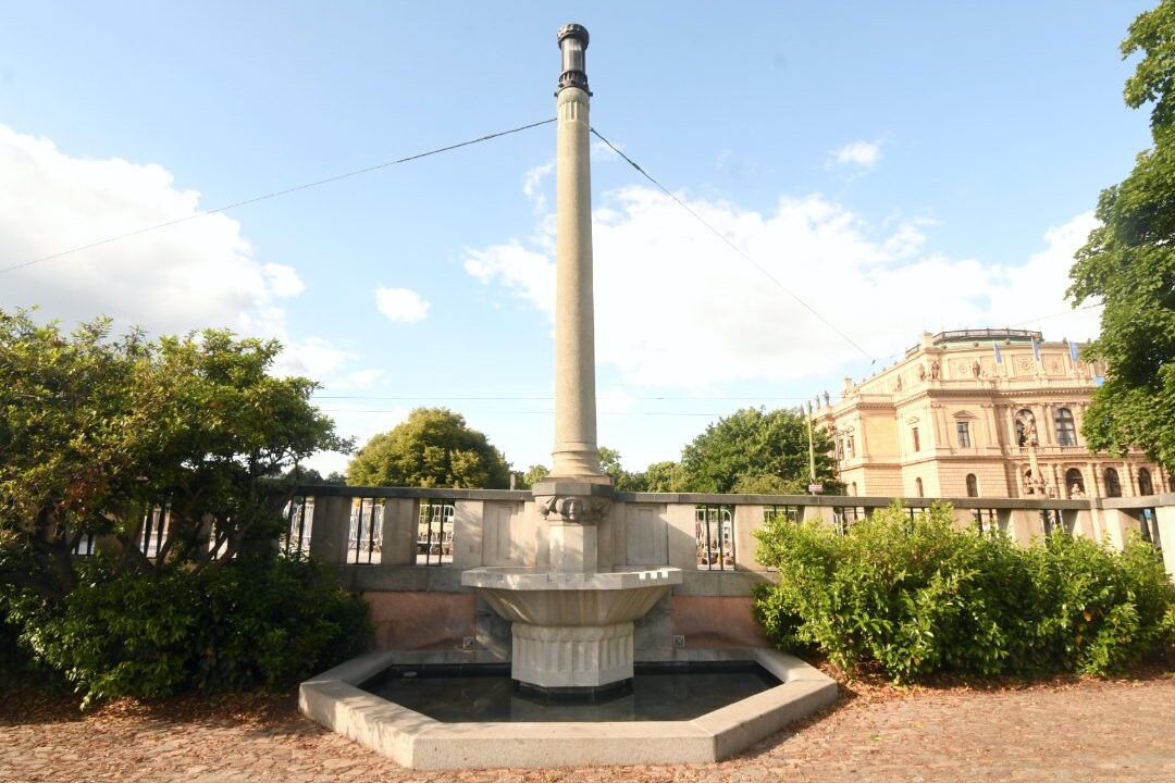 Kubistischer Brunnen und Brückenpfeiler