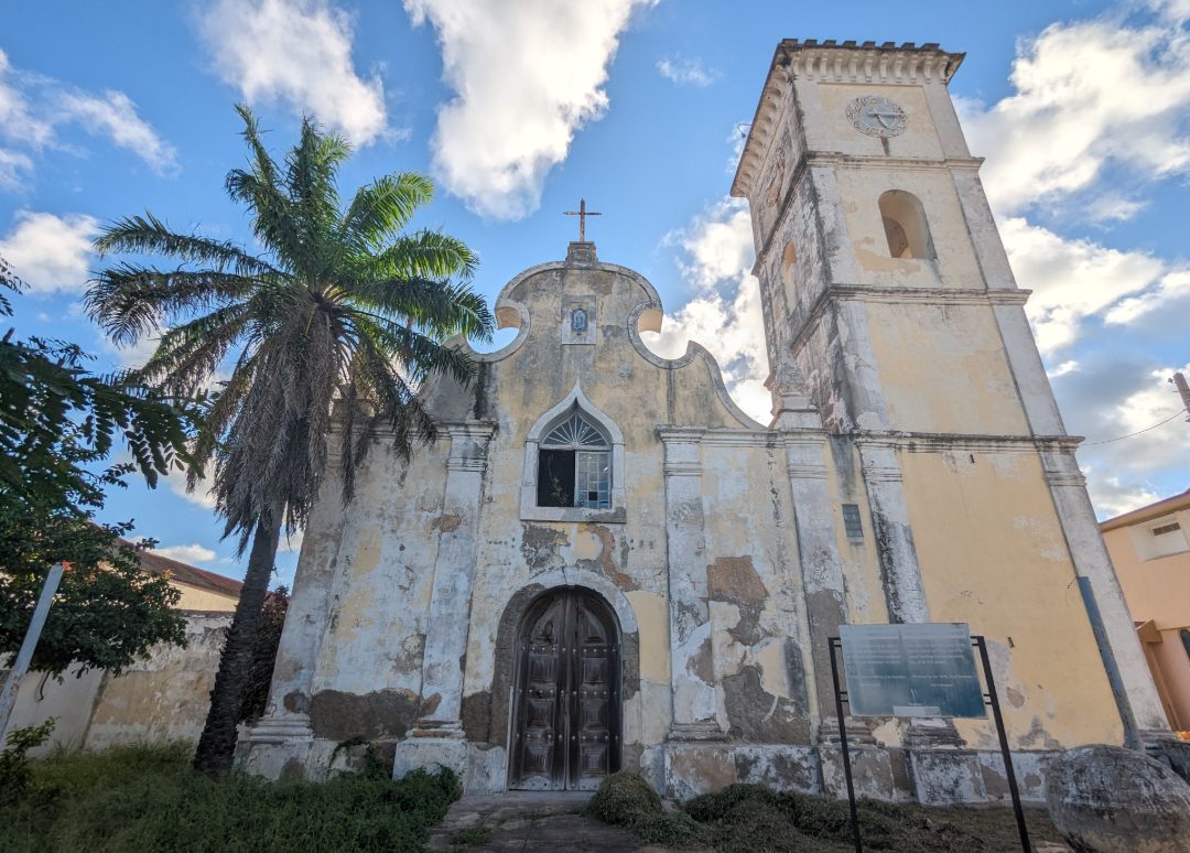 Barocke Kirche mit Palme