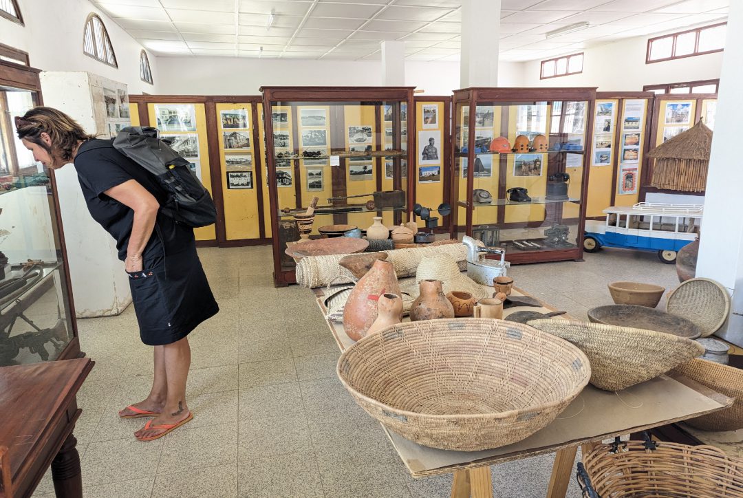 Altbackenes Museum mit wenigen Vitrinen