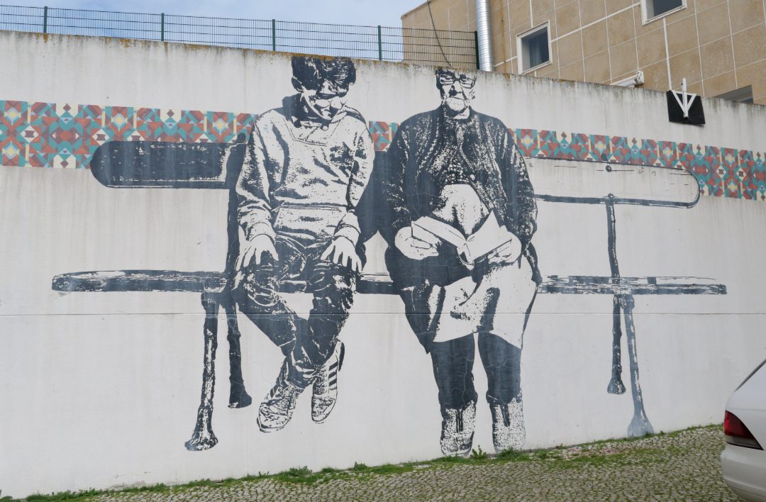 Oma liest in einem Buch, Enkel schaut zu, Mural