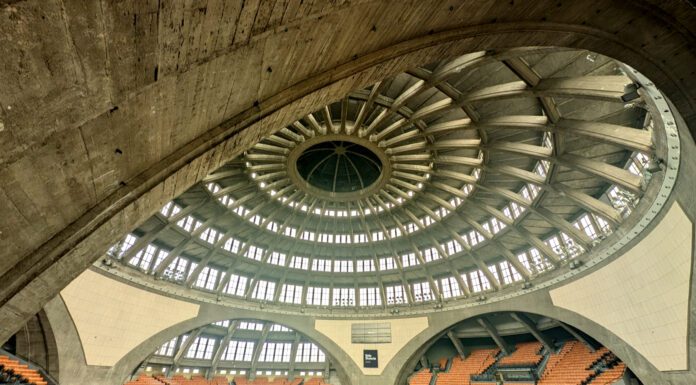 Mendelsohn & Co: Tour zu den Bauschätzen der Breslauer Moderne Tolle Halle mit Kuppel