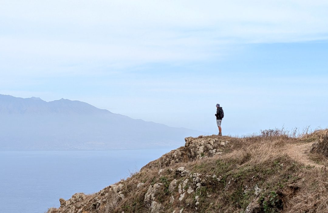 Wanderer genießt Aussicht bei Küstenwanderung