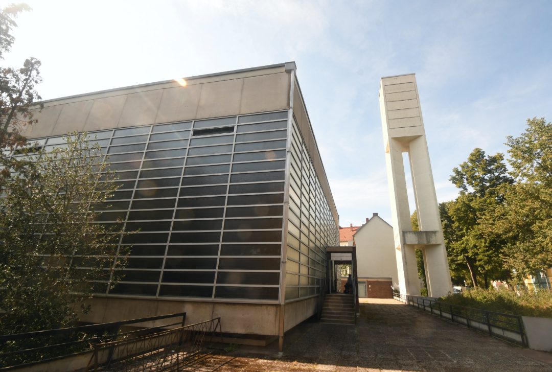 Moderne Kirche mit Flachdach und Campanile