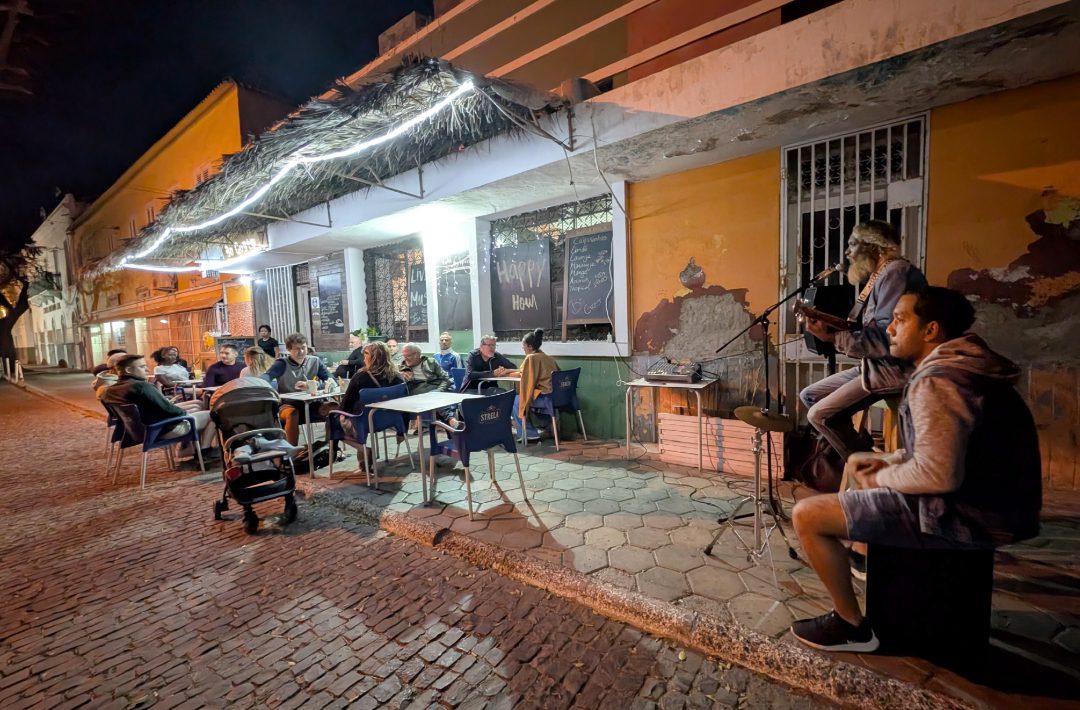 Terrasse einer Bar mit Livemusik