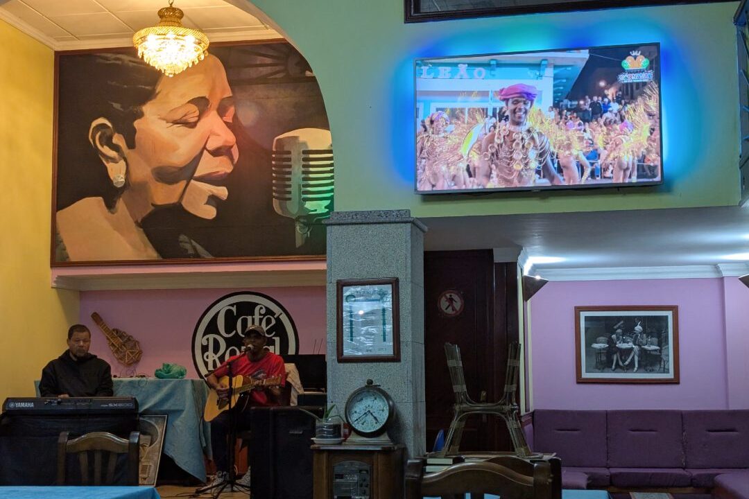 Livemusik, daneben läuft der Fernseher