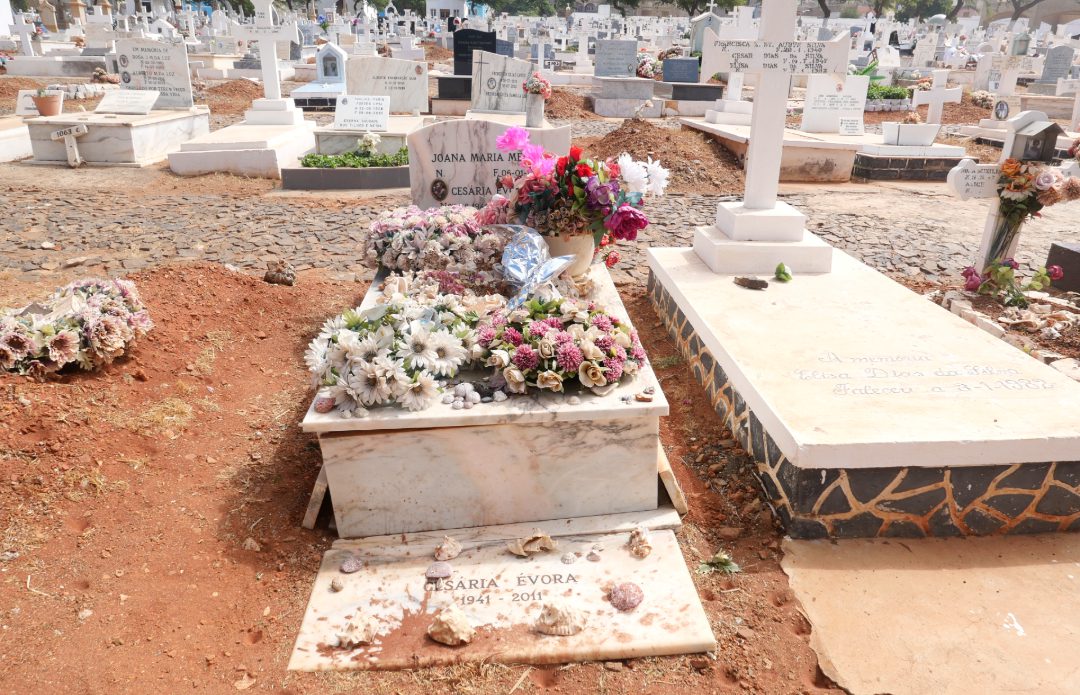 Friedhof mit Plastikblumen