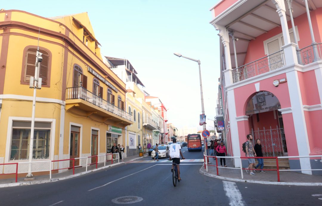 Portugiesische Kolonialhäuser in verschiedenen Farben