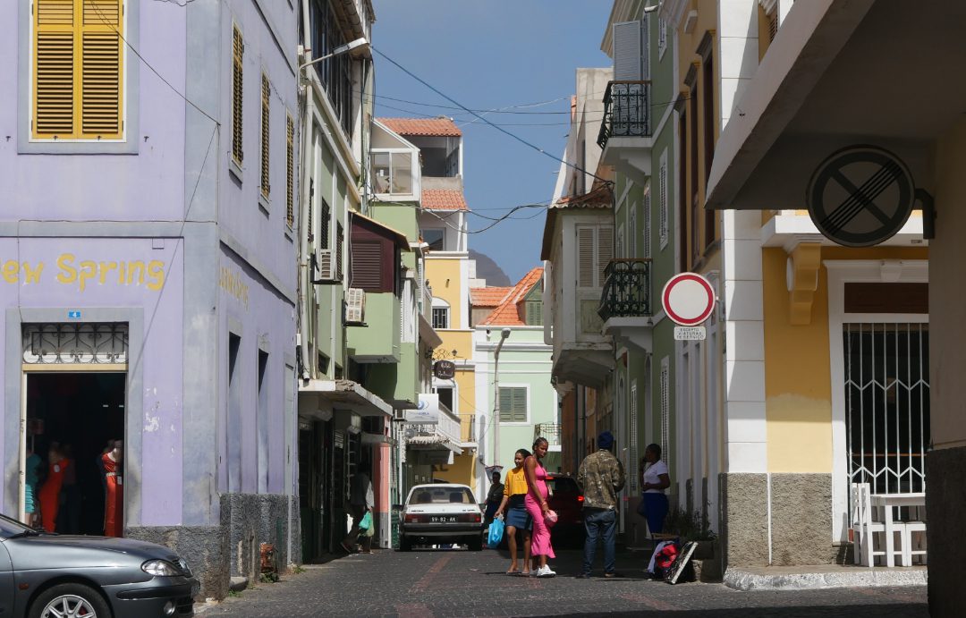 Buntes Zentrum einer afrikanischen Stadt