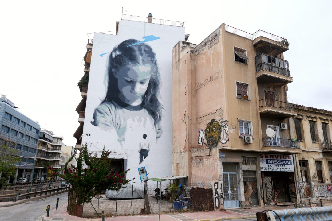 Schwarz-weißes Mural eines Mädchens mit blauem Fleck