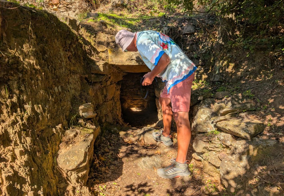 Mann schaut in ein Loch im Felsen