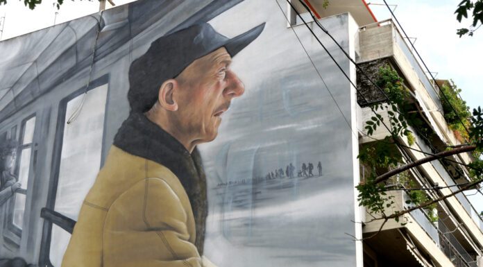 Street Art unter der Akropolis: Athens schönste Murals Alter Mann schaut traurig aus einem fahrenden Zug Mural