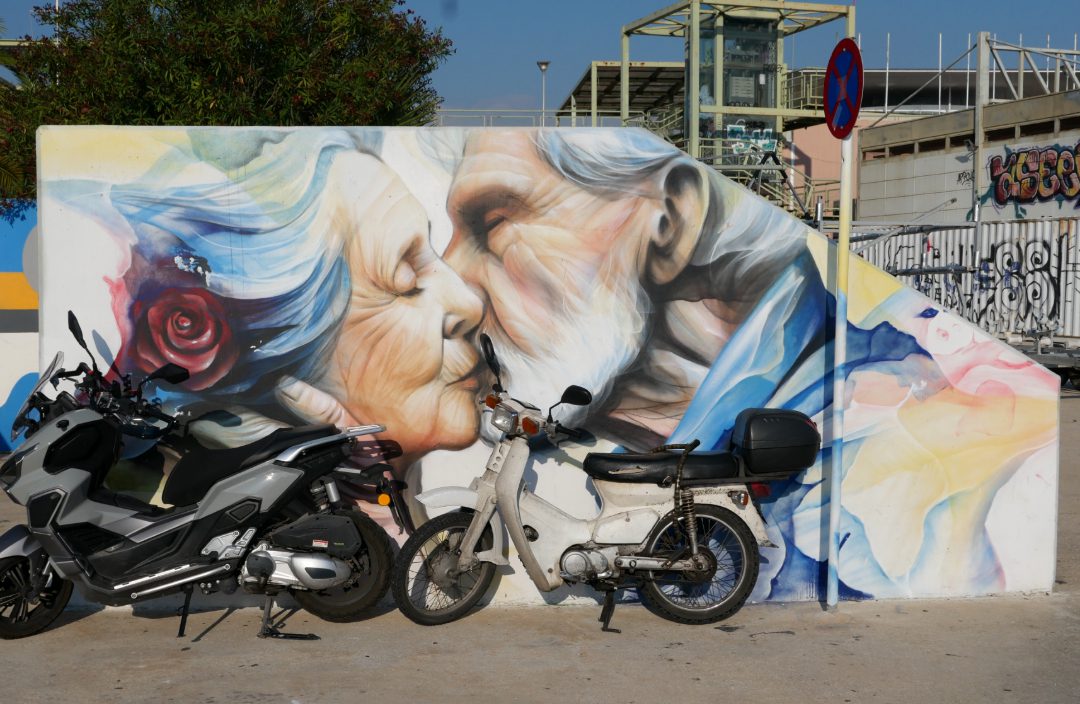 Mural von zwei küssenden älteren Menschen