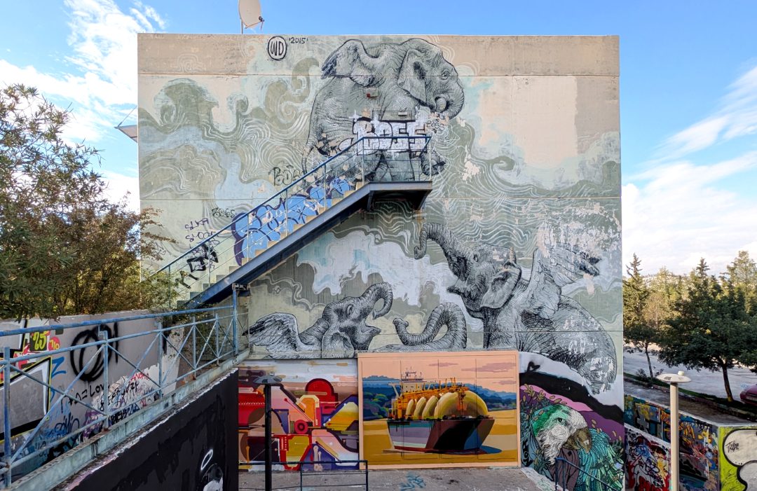 Mural mit lustigen Elefanten, die ins Wasser springen