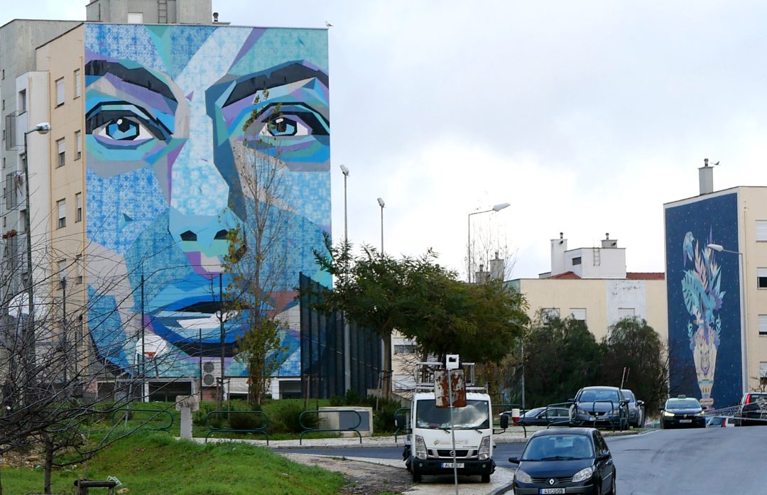 Mural eines Frauengesichts in Blau