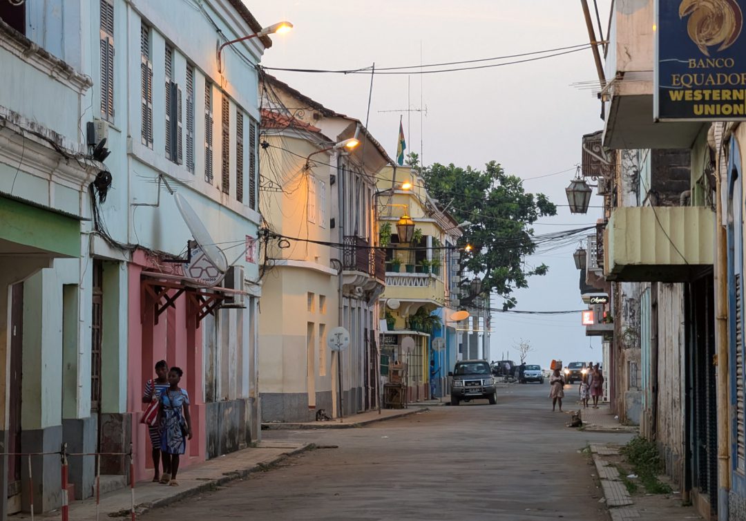Abenddämmerung in einer Kolonialstadt