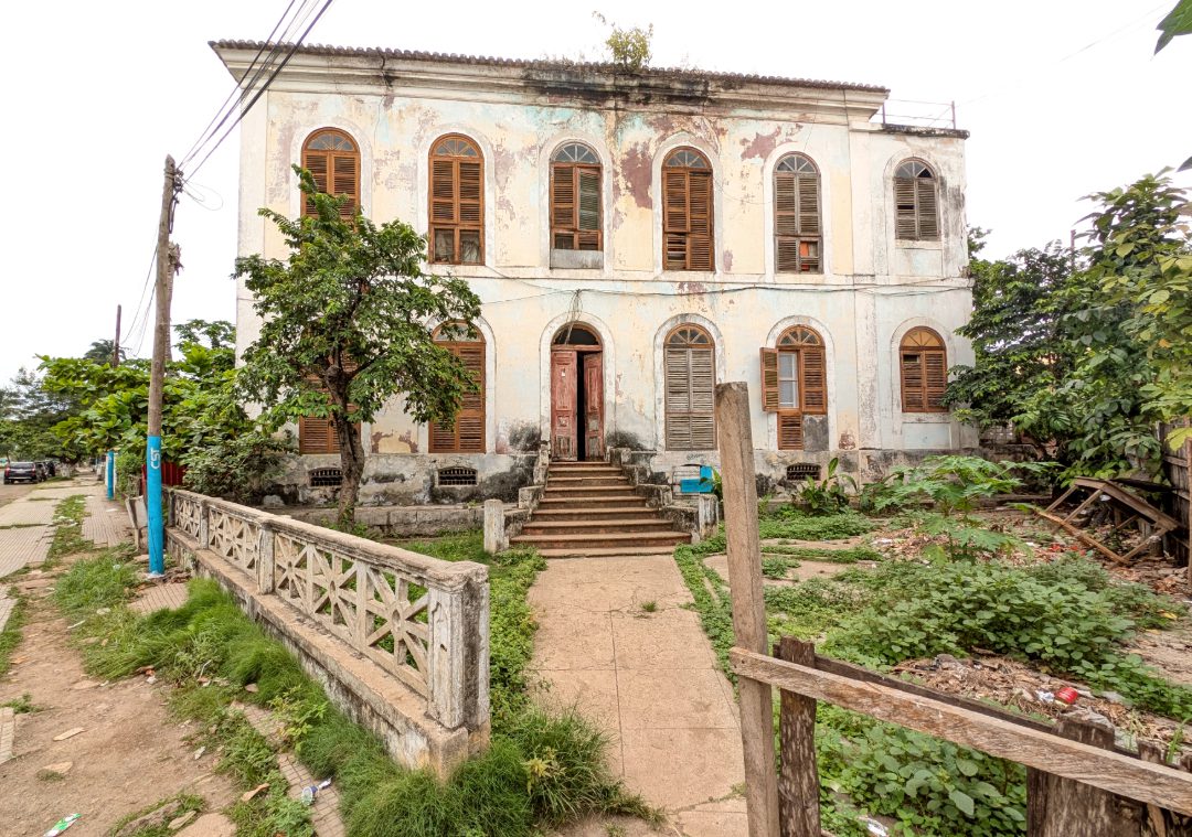 Häuserruine im Kolonialstil