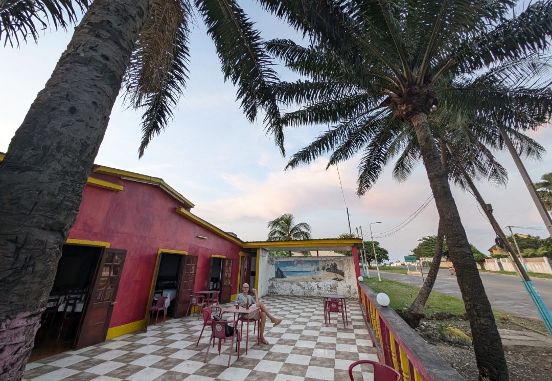 Leere Restaurantterrasse in einem tropischen Land